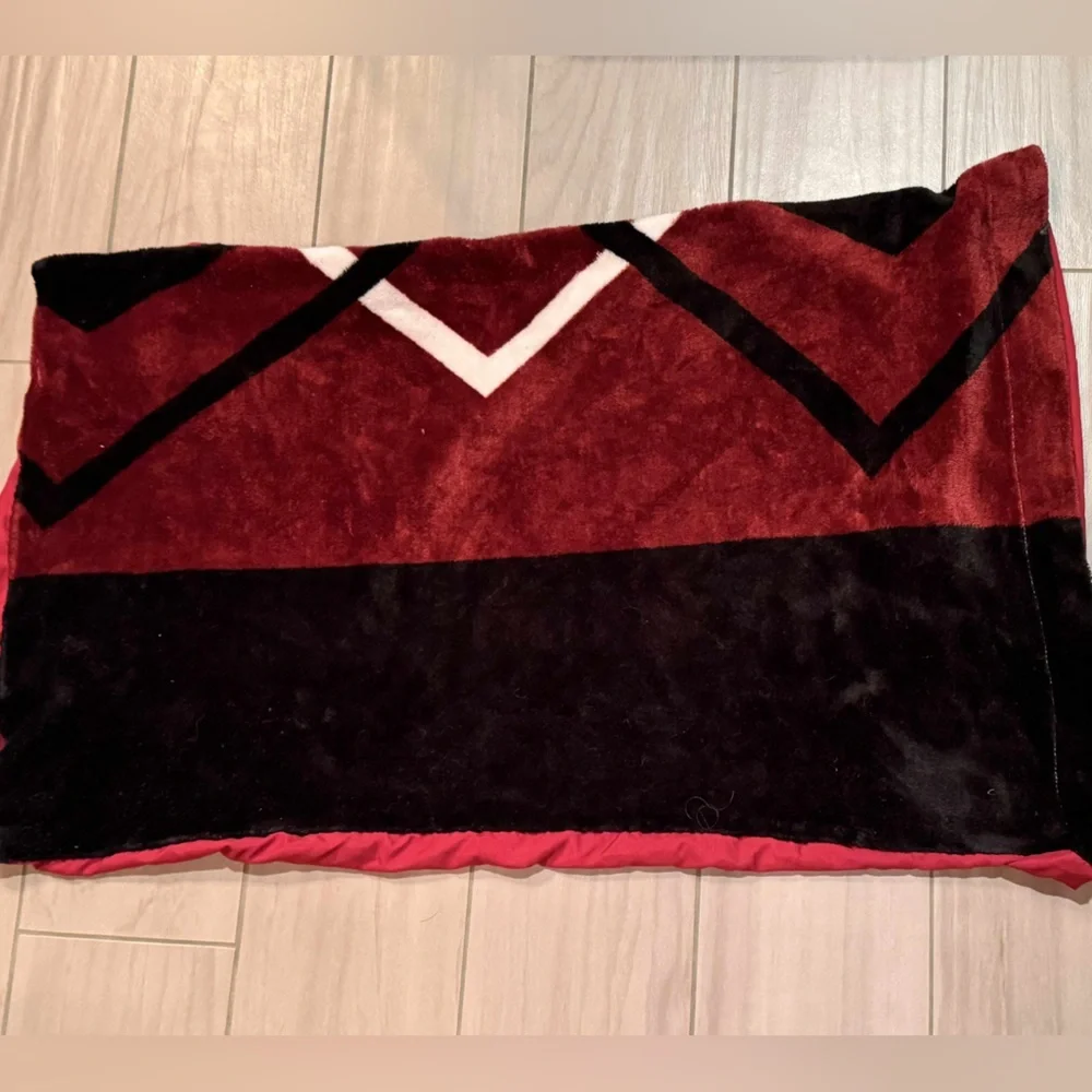 King size pillow case Red Black Geometric no stains